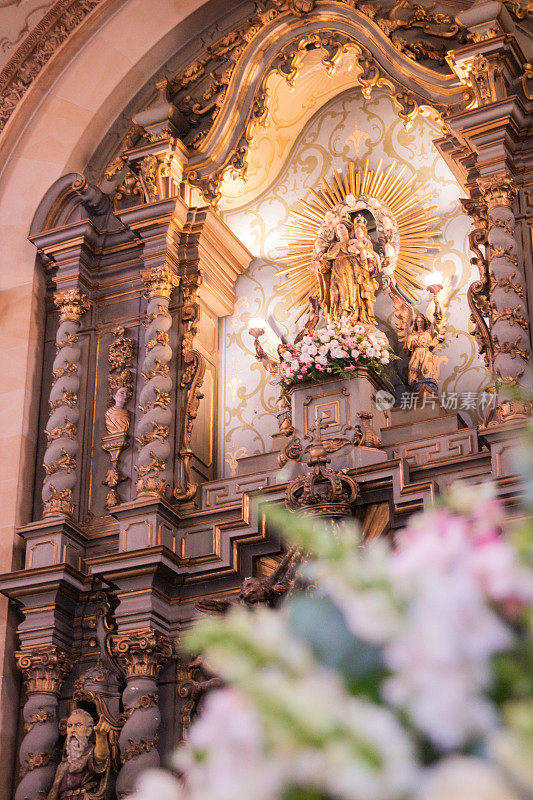 用鲜花装饰的Nossa Senhora do Carmo祭坛